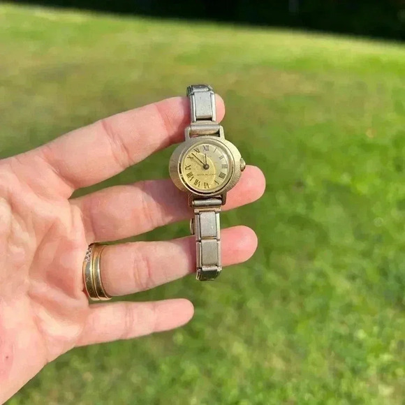 TIMEX vintage woman gold wristband watch size  6 inches - Picture 3 of 8